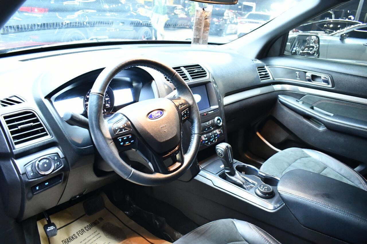 Used 2018 Ford Explorer XLT w/ Equipment Group 202A image 8