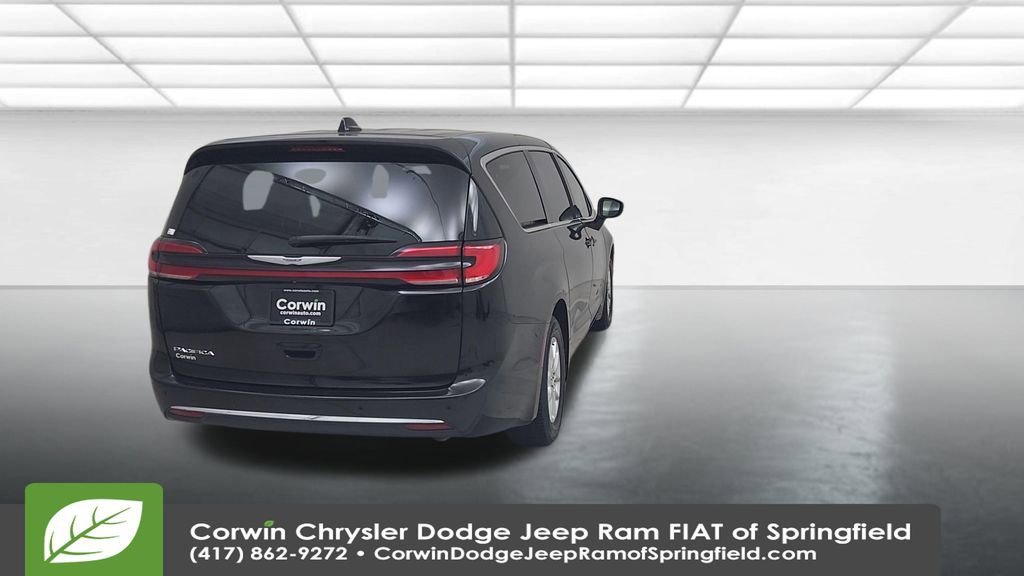Used 2023 Chrysler Pacifica Touring-L image 13