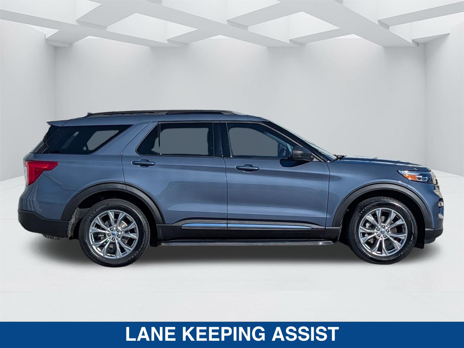 Certified 2021 Ford Explorer XLT w/ Equipment Group 202A AWD/4WD image 4