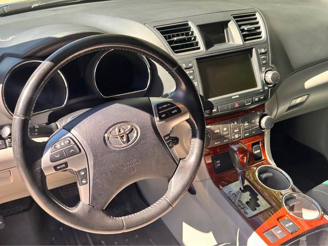 Used 2012 Toyota Highlander Limited w/ Tow Pkg FWD image 12