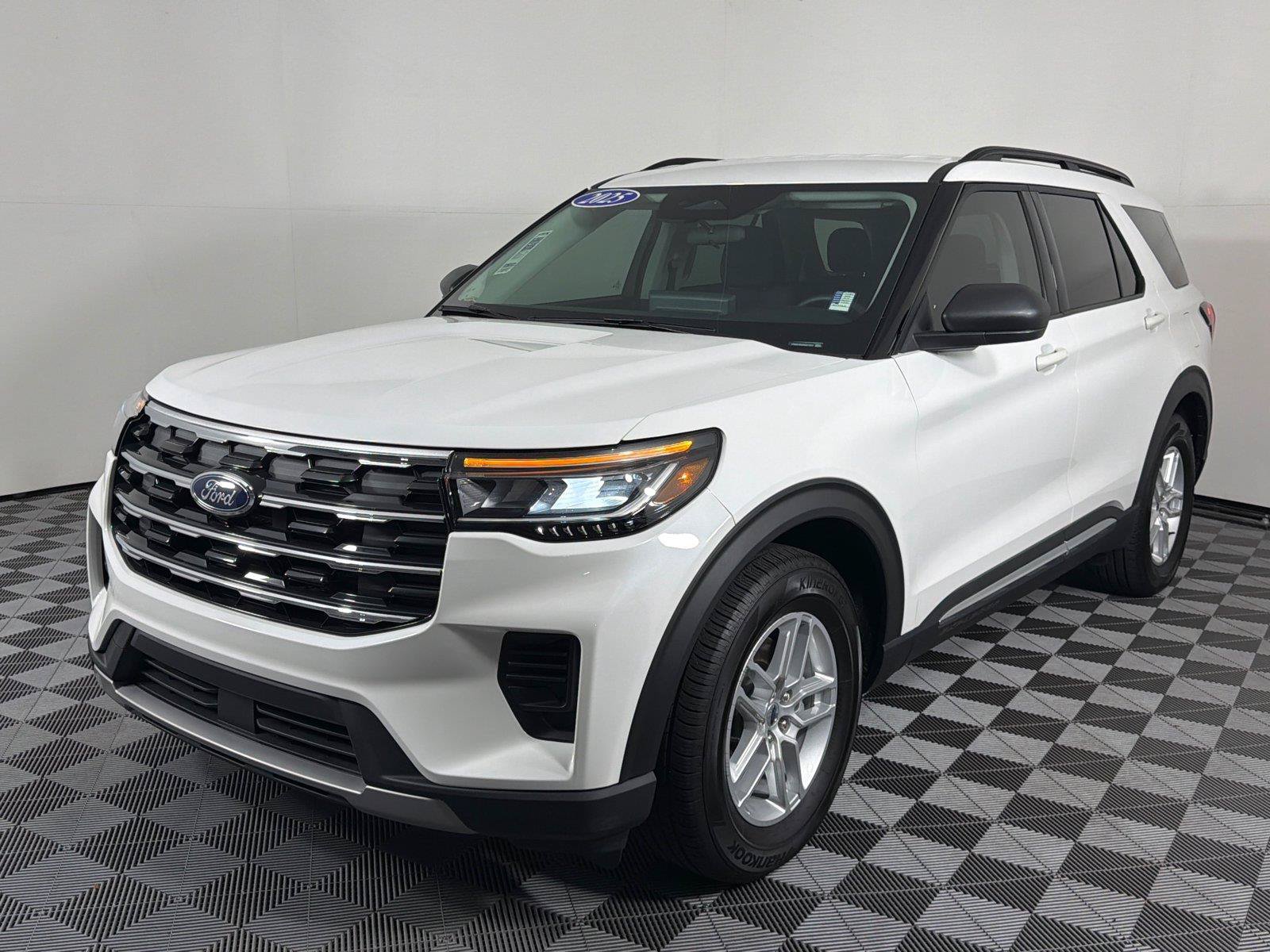Used 2025 Ford Explorer Active RWD image 3