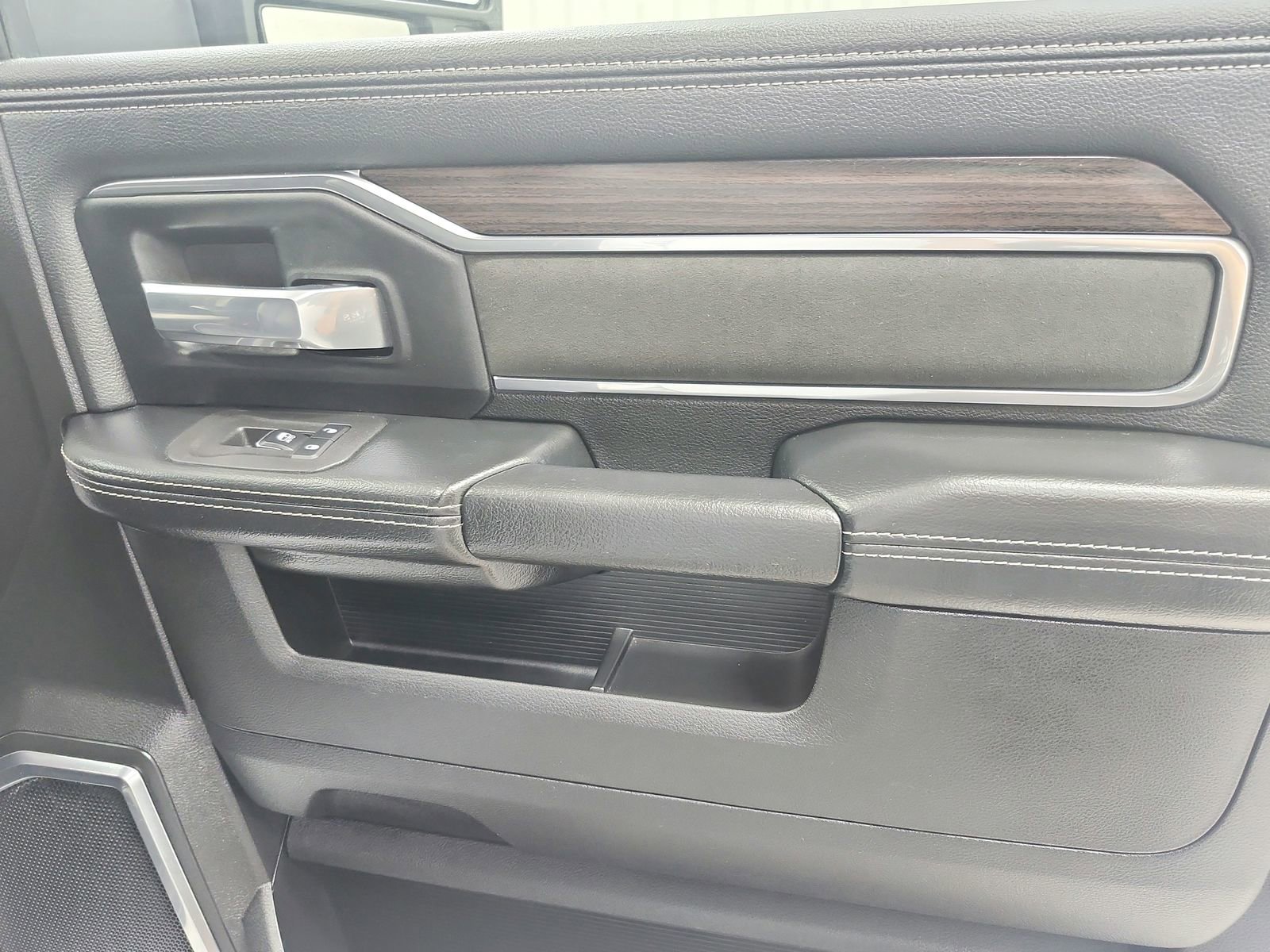 Used 2025 RAM 2500 Laramie AWD/4WD image 44