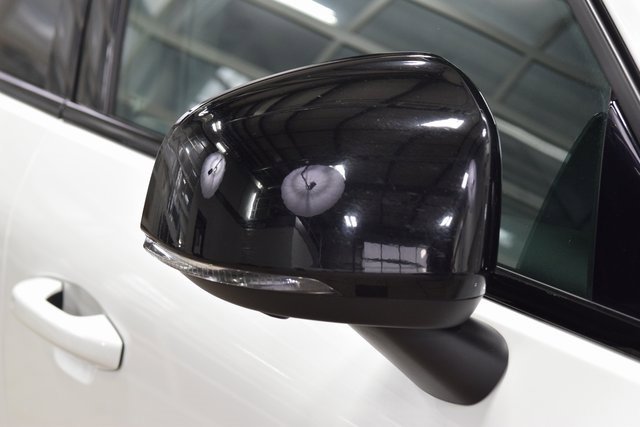 Used 2025 Volvo XC40 B5 Plus image 16