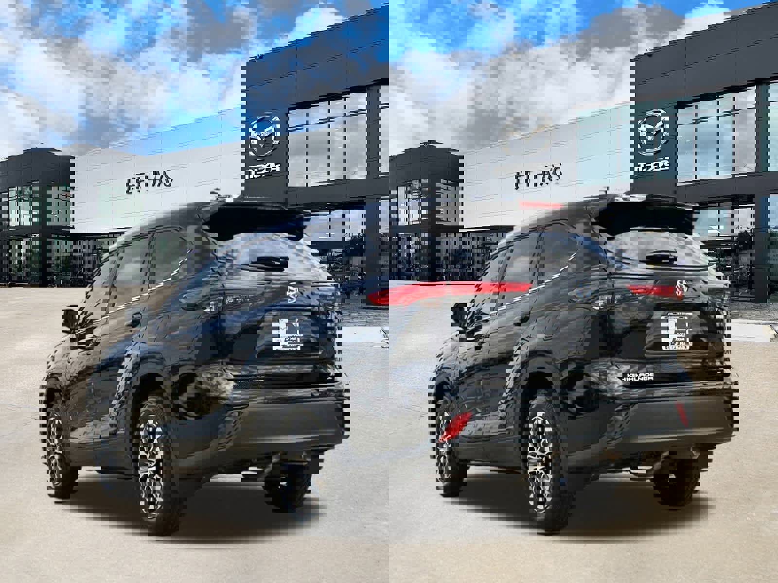 Used 2023 Toyota Highlander XLE image 2