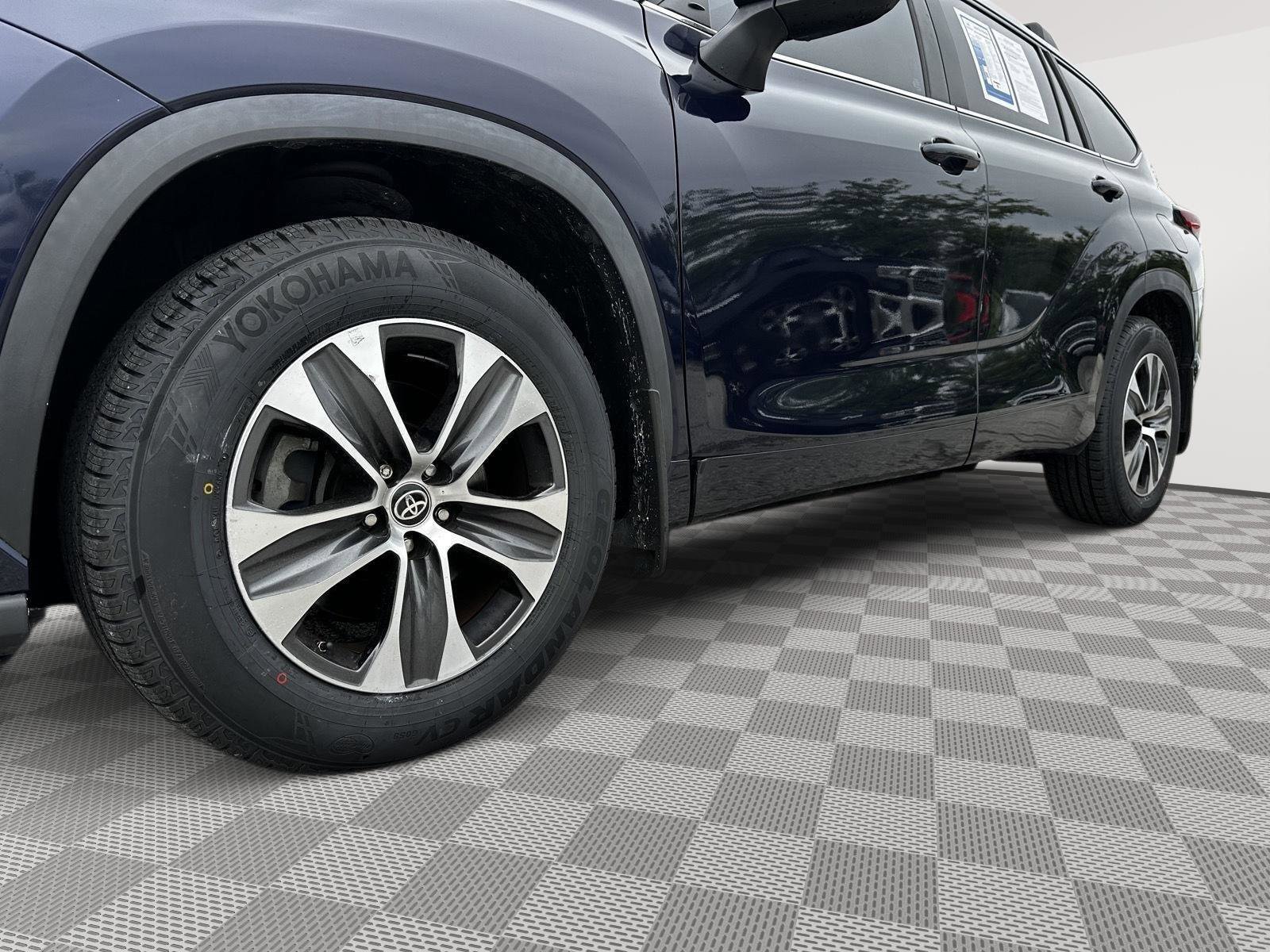 Used 2023 Toyota Highlander XLE FWD image 6