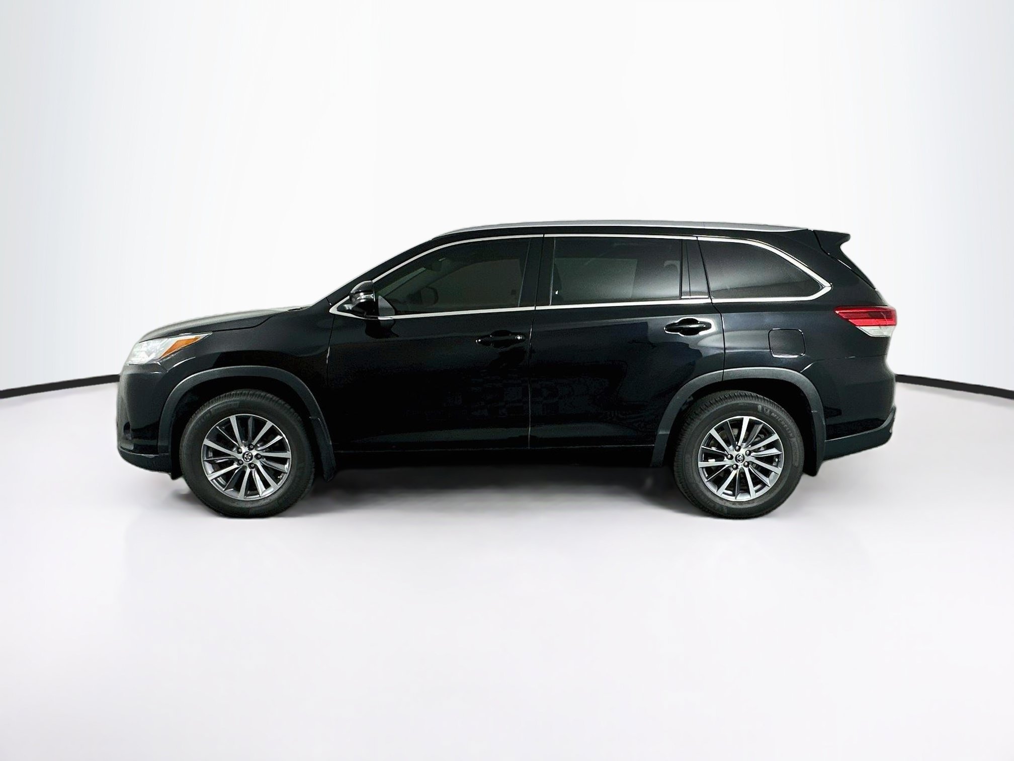 Used 2018 Toyota Highlander XLE AWD/4WD image 4