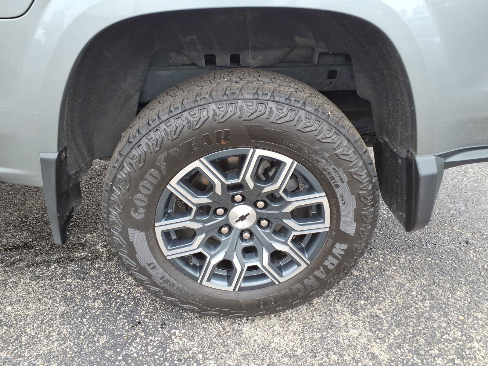 Used 2025 Chevrolet Colorado Z71 AWD/4WD image 15