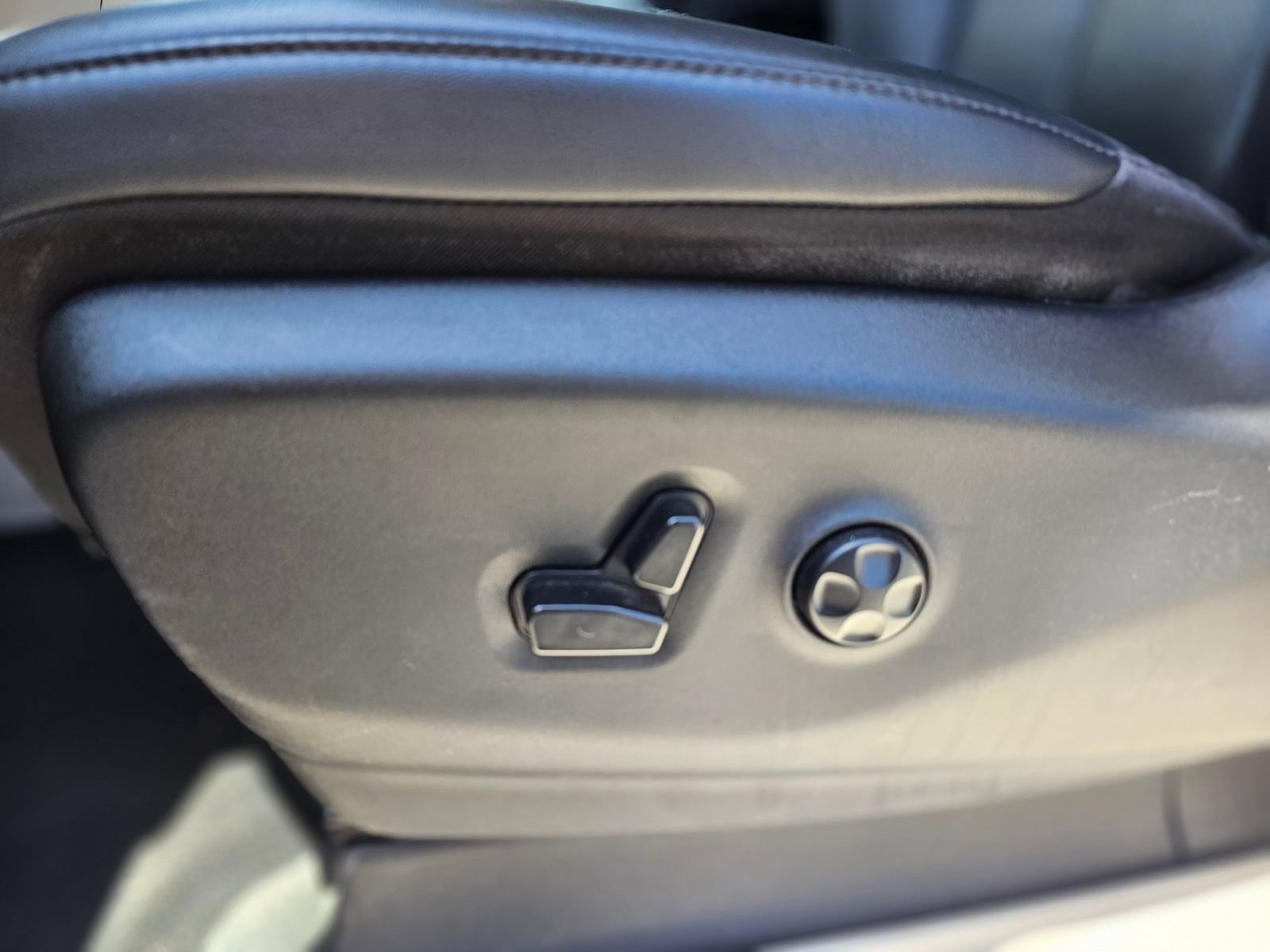 Used 2024 Chrysler Pacifica Touring-L FWD image 22