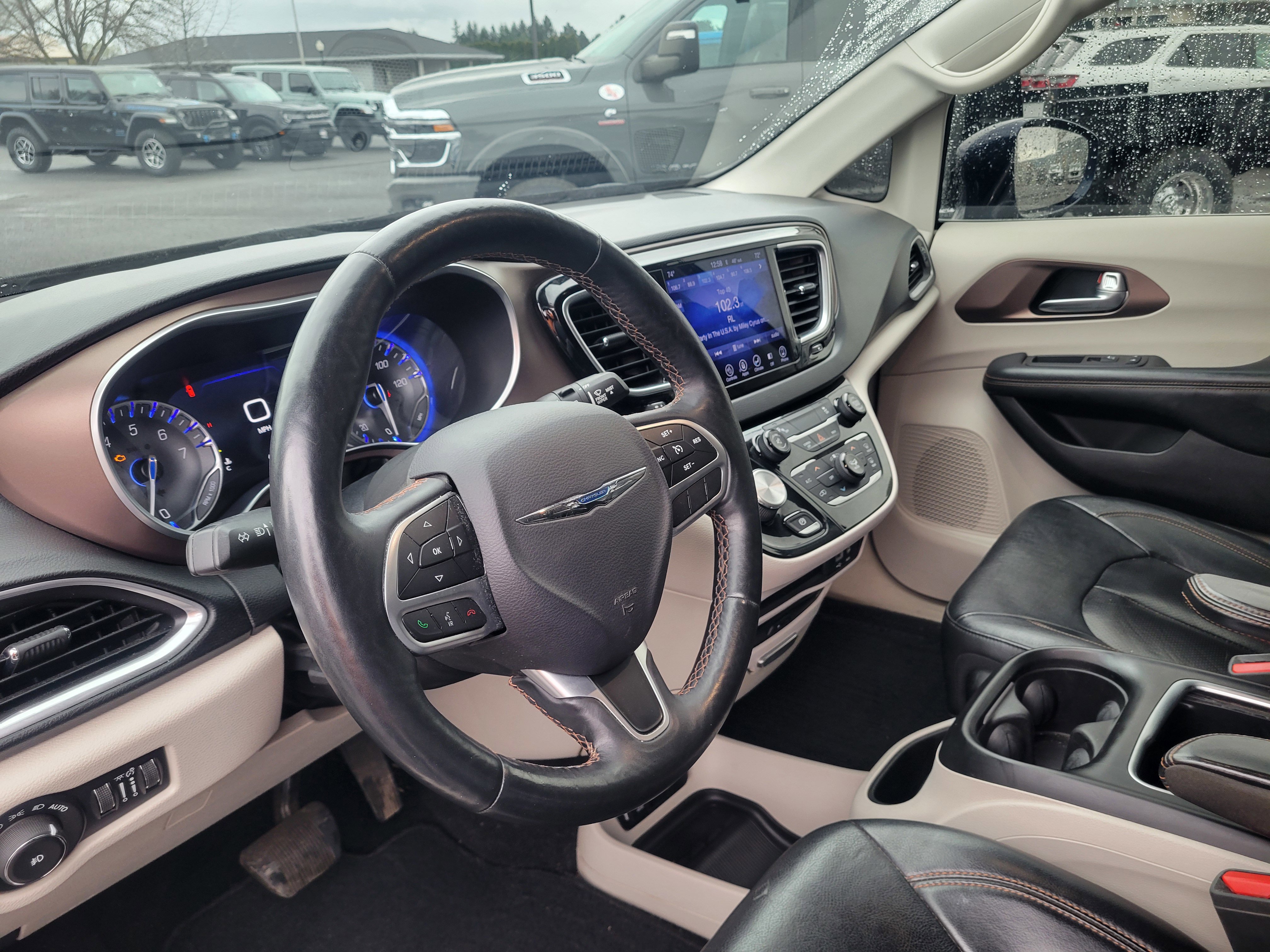 Used 2017 Chrysler Pacifica Touring-L Plus image 6