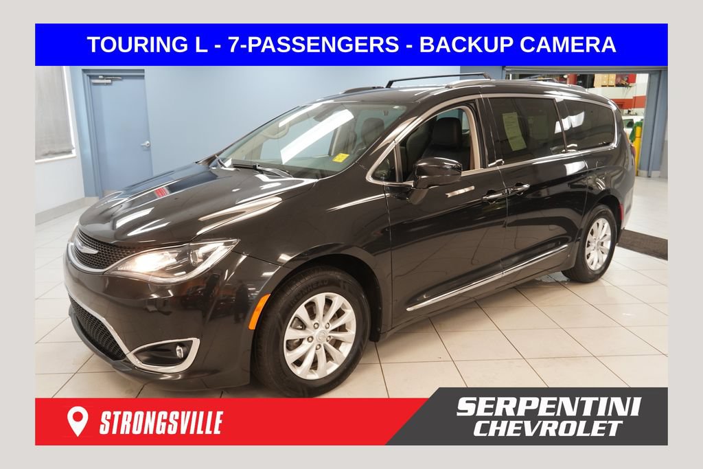 Used 2019 Chrysler Pacifica Touring-L FWD image 1