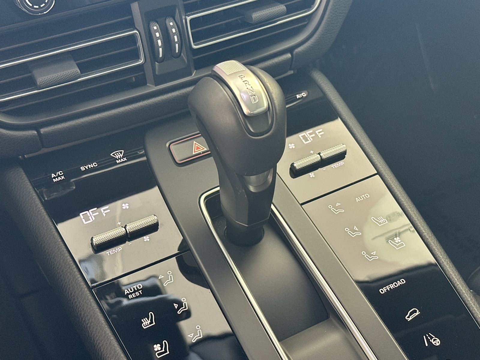 Certified 2025 Porsche Macan AWD/4WD image 26
