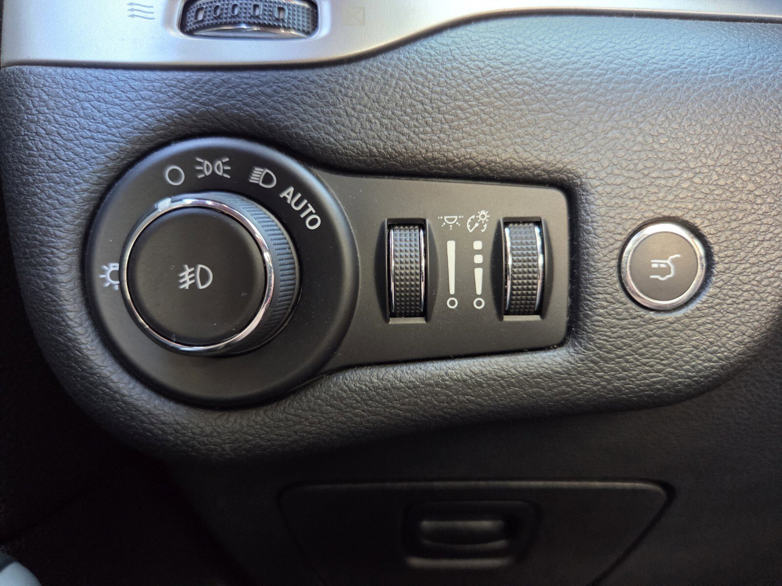 Used 2018 Jeep Cherokee Latitude Plus w/ Comfort/Convenience Group FWD image 22