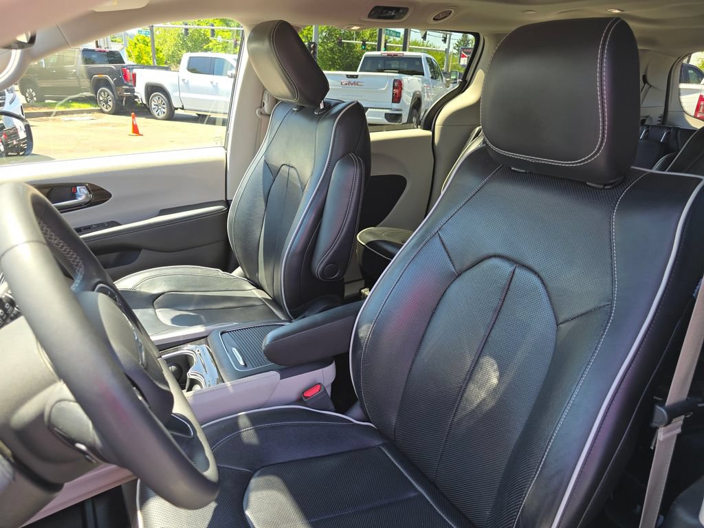 Used 2023 Chrysler Pacifica Limited FWD image 61