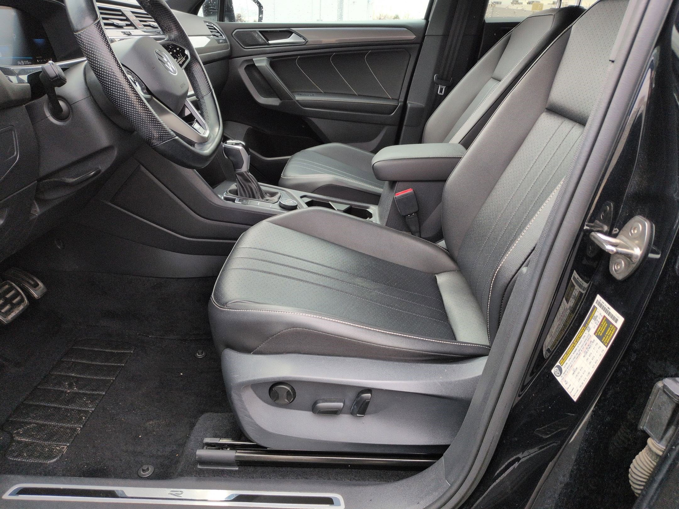 Certified 2022 Volkswagen Tiguan SE R-Line image 18