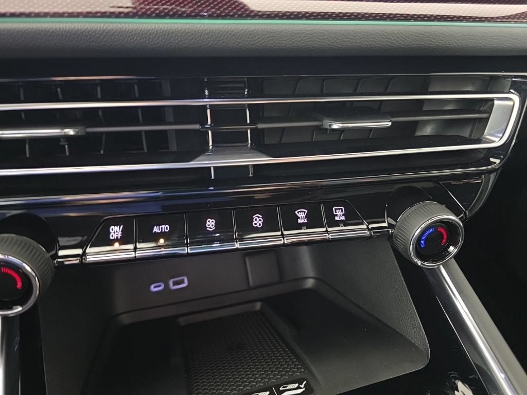 New 2027 Chevrolet Traverse RS w/ LPO, Floor Liner Package FWD image 20