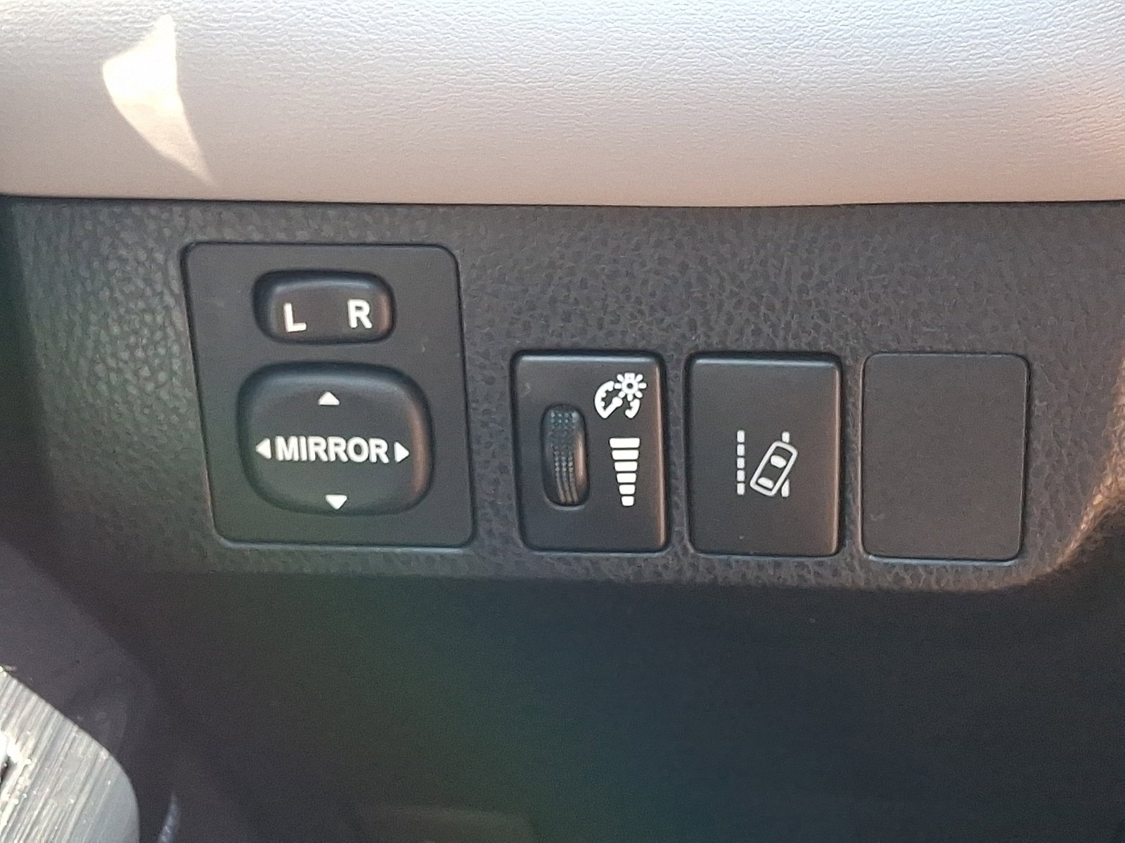 Used 2018 Toyota RAV4 Limited w/ Advanced Technology Package AWD/4WD image 23