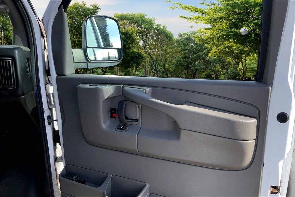 Used 2015 Chevrolet Express 2500 image 21