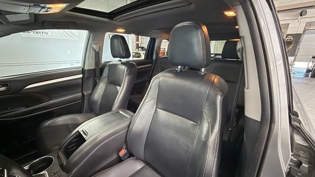 Used 2019 Toyota Highlander XLE FWD image 18