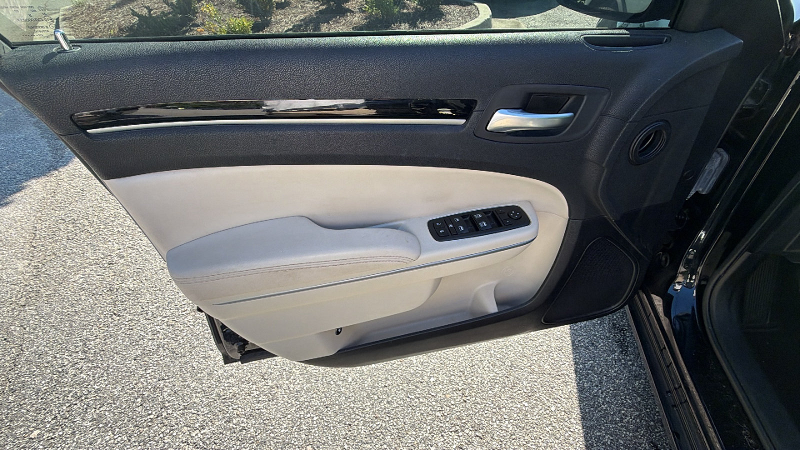Used 2023 Chrysler 300 Touring w/ Sport Appearance Package RWD image 14
