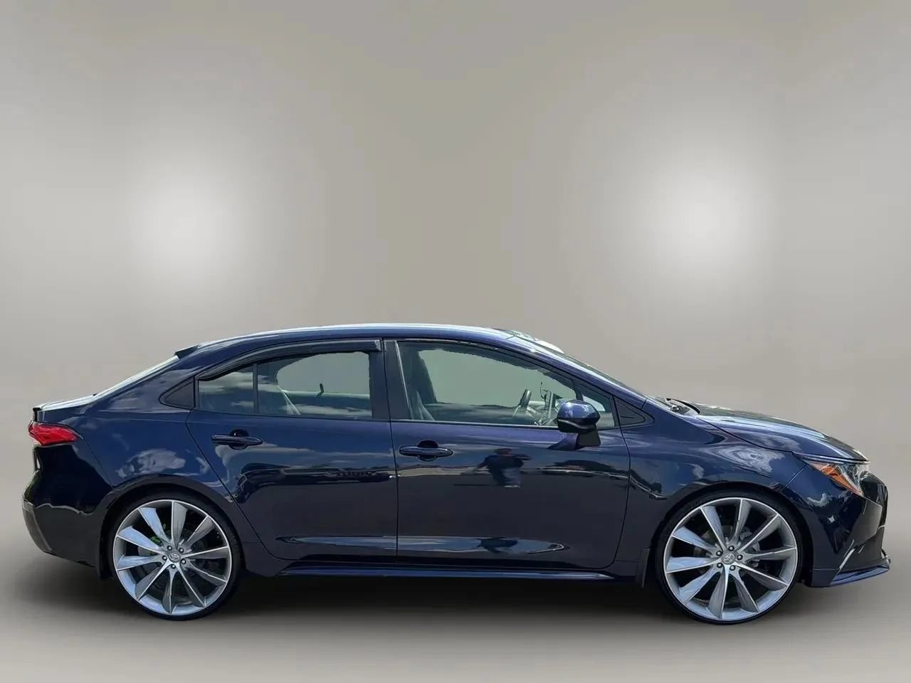 Used 2020 Toyota Corolla LE FWD image 4