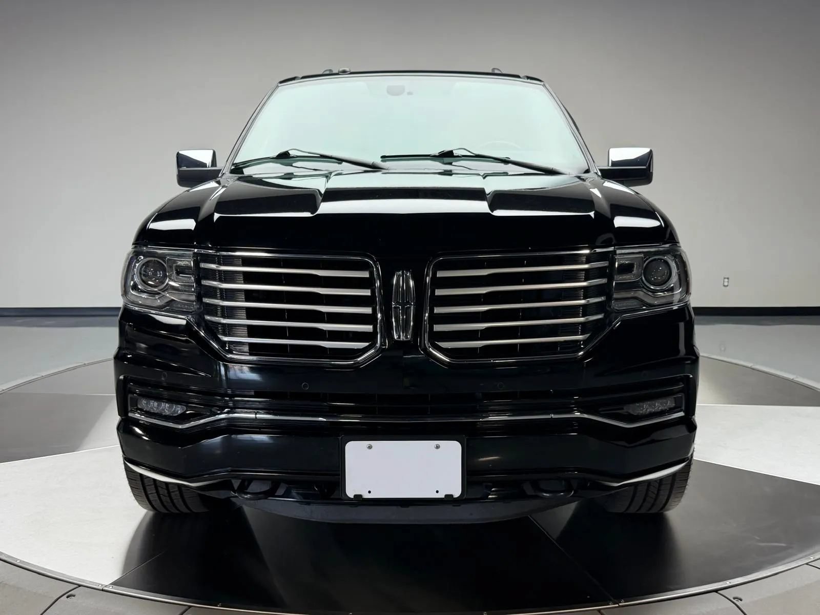 Used 2017 Lincoln Navigator Select AWD/4WD image 3