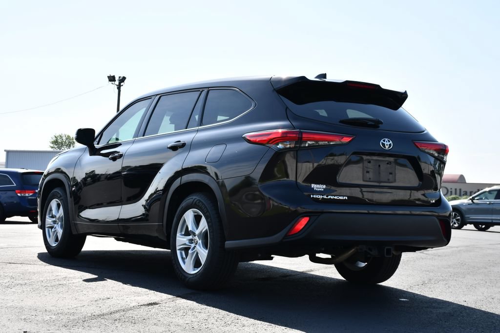 Used 2021 Toyota Highlander LE FWD image 5