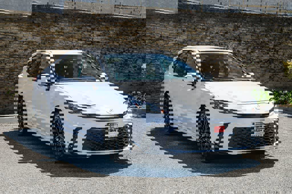 Used 2025 Toyota Camry SE image 3