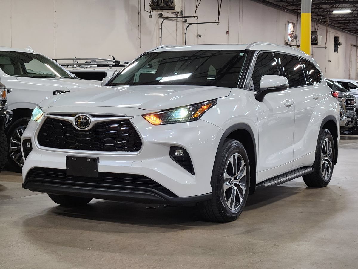Used 2022 Toyota Highlander XLE AWD/4WD image 4