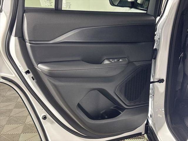 Certified 2025 Jeep Grand Cherokee Laredo w/ MOPAR Finishing Package AWD/4WD image 19