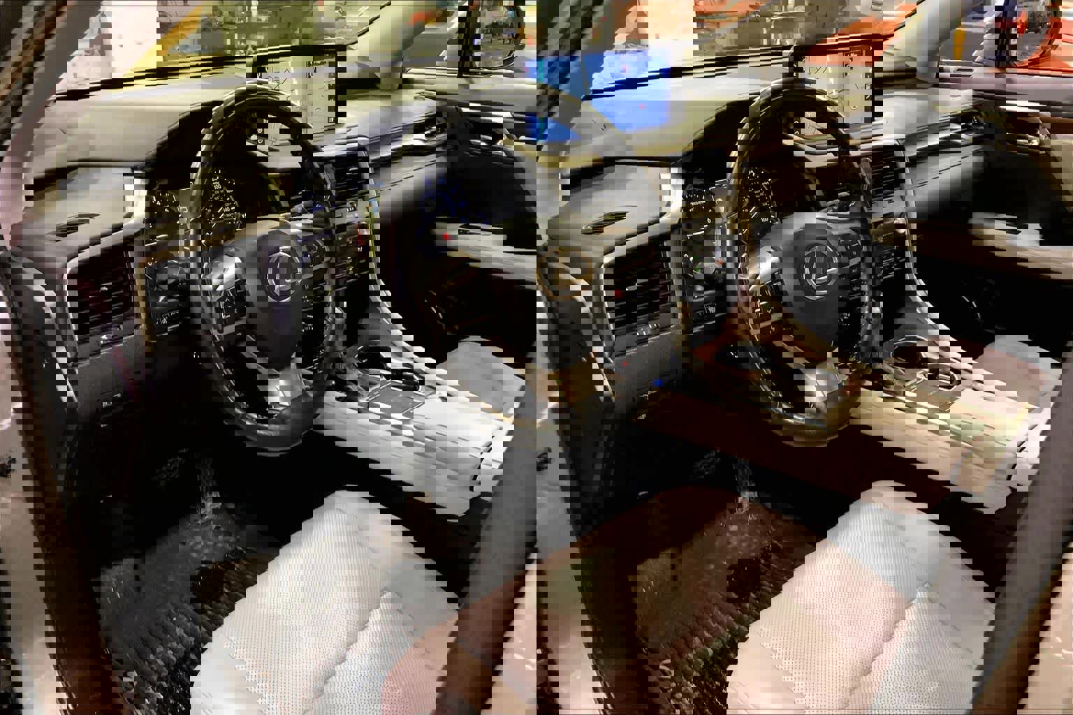 Used 2020 Lexus RX 350L Premium w/ Premium Package image 18