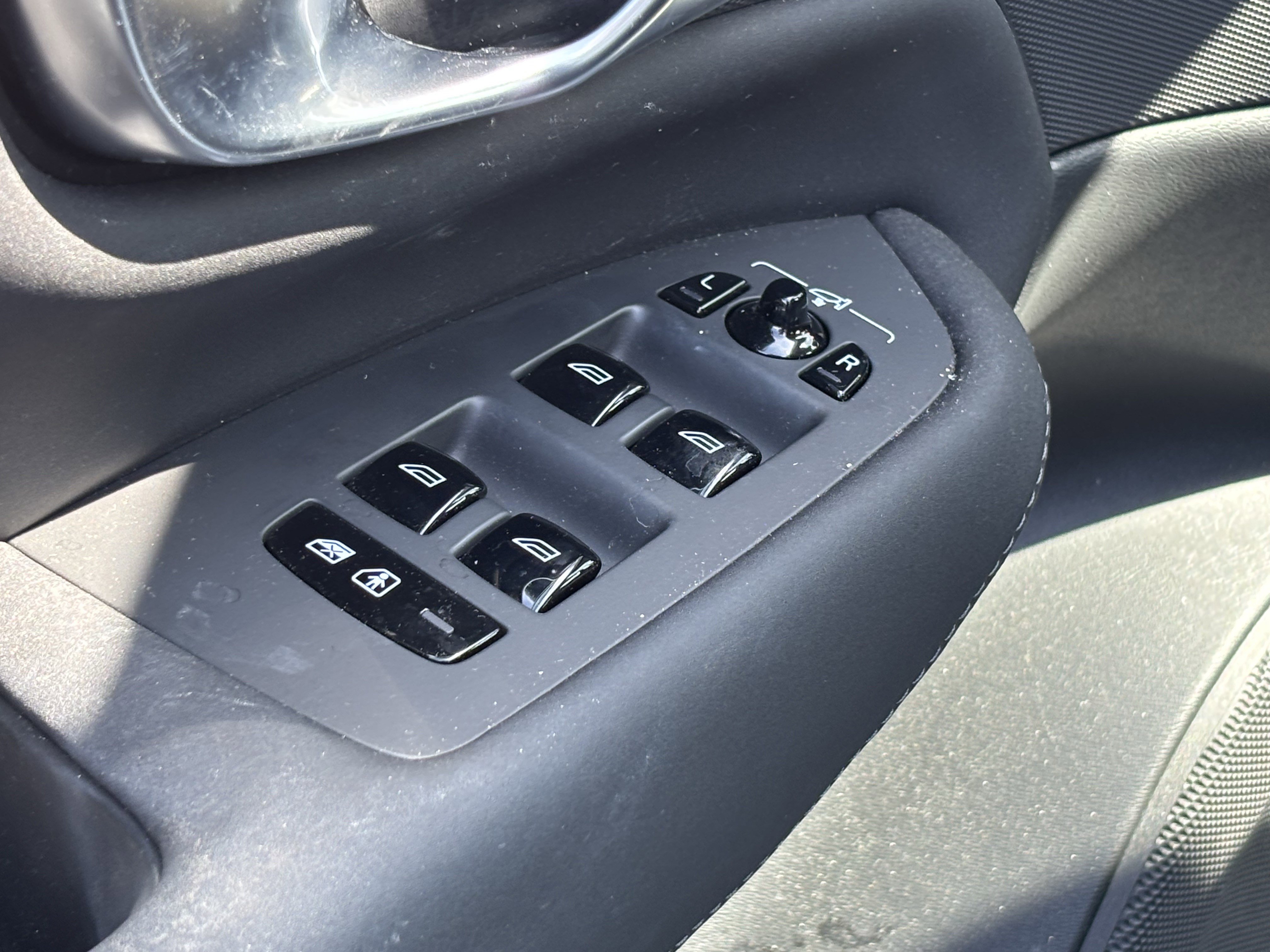 Used 2025 Volvo XC90 B6 Plus w/ Protection Package Premier image 17