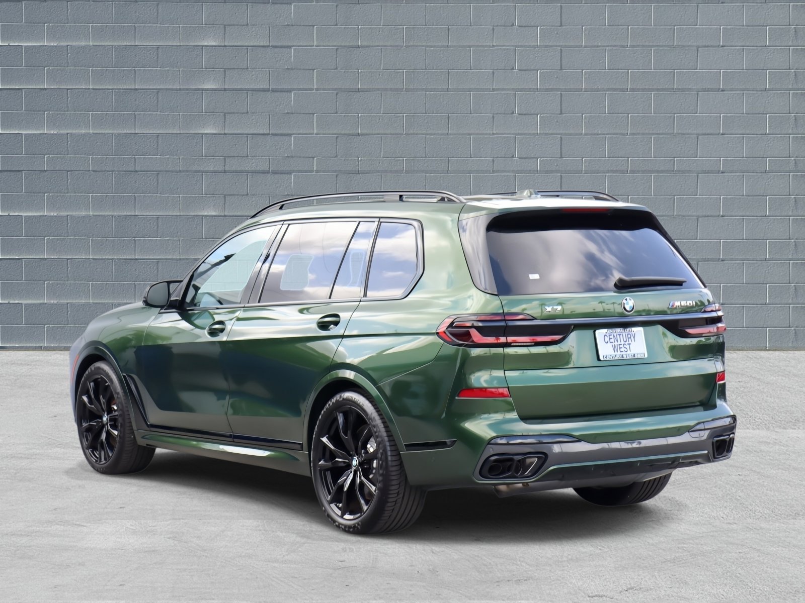 Used 2024 BMW X7 M60i w/ Executive Package image 5