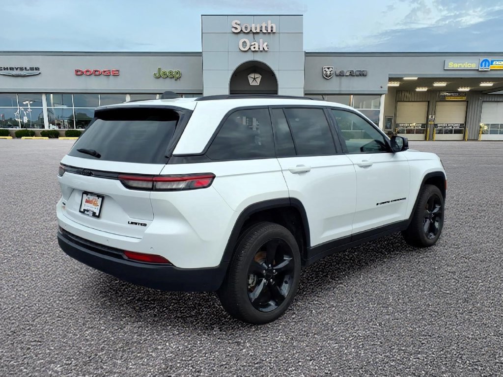 Used 2025 Jeep Grand Cherokee Limited w/ Black Appearance Package AWD/4WD image 3