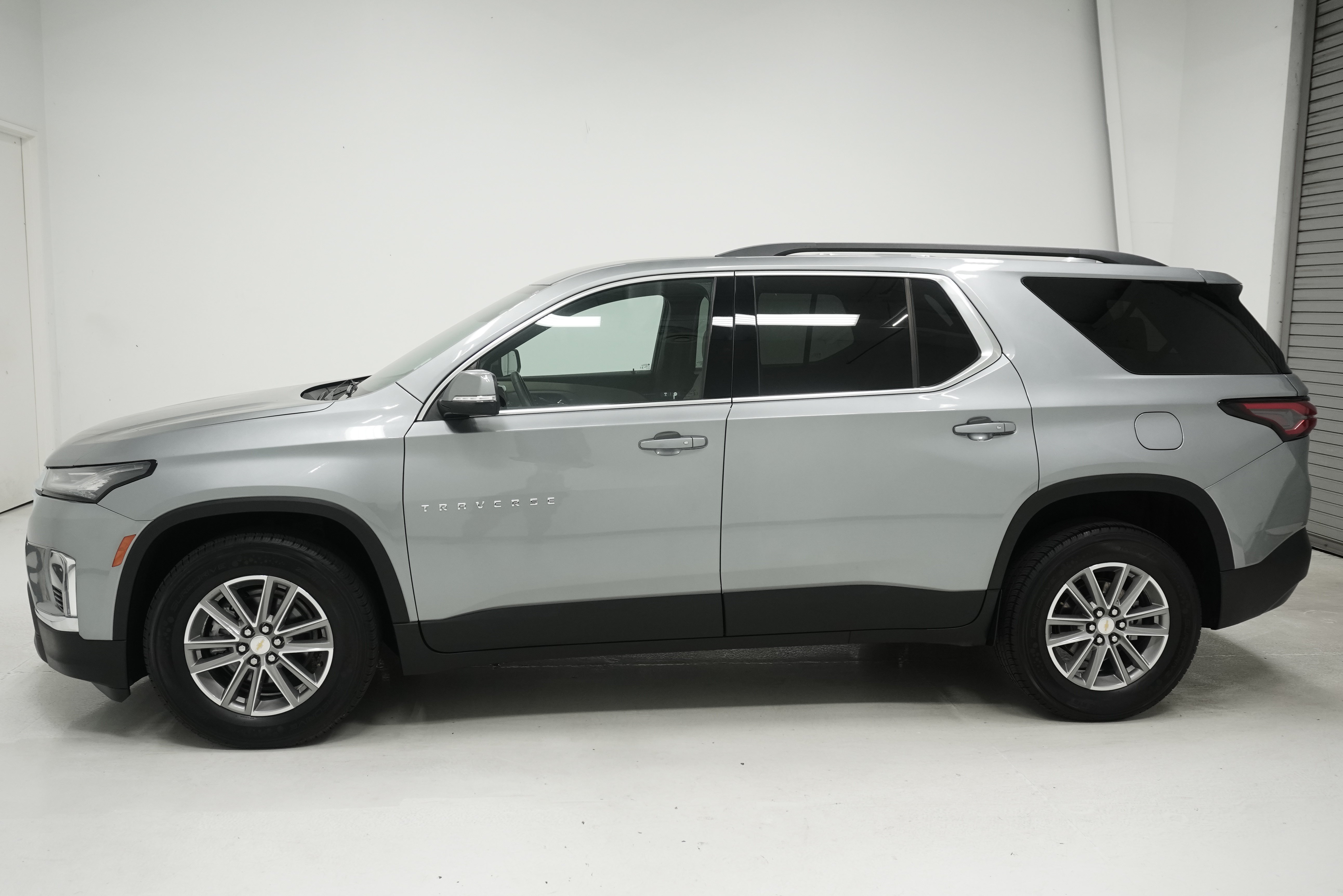 Used 2023 Chevrolet Traverse LT w/ LPO, Cargo Package AWD/4WD image 7