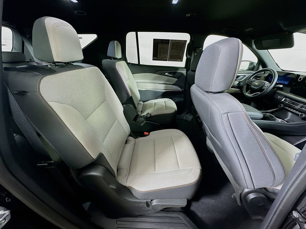 Used 2025 Chevrolet Traverse LT image 11