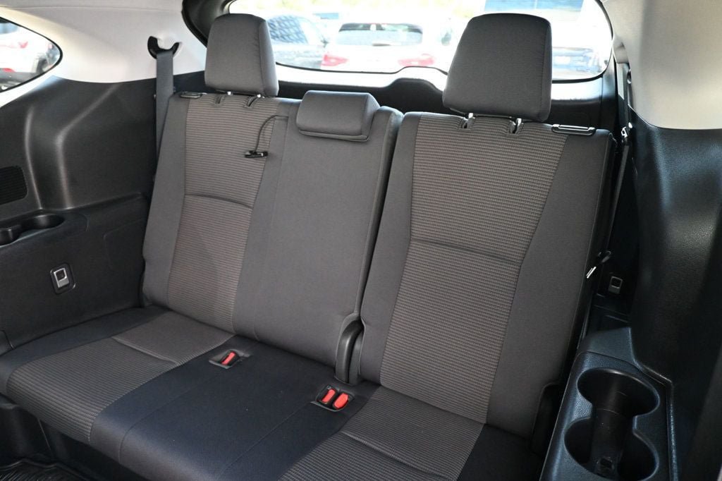 Used 2022 Toyota Highlander LE FWD image 16