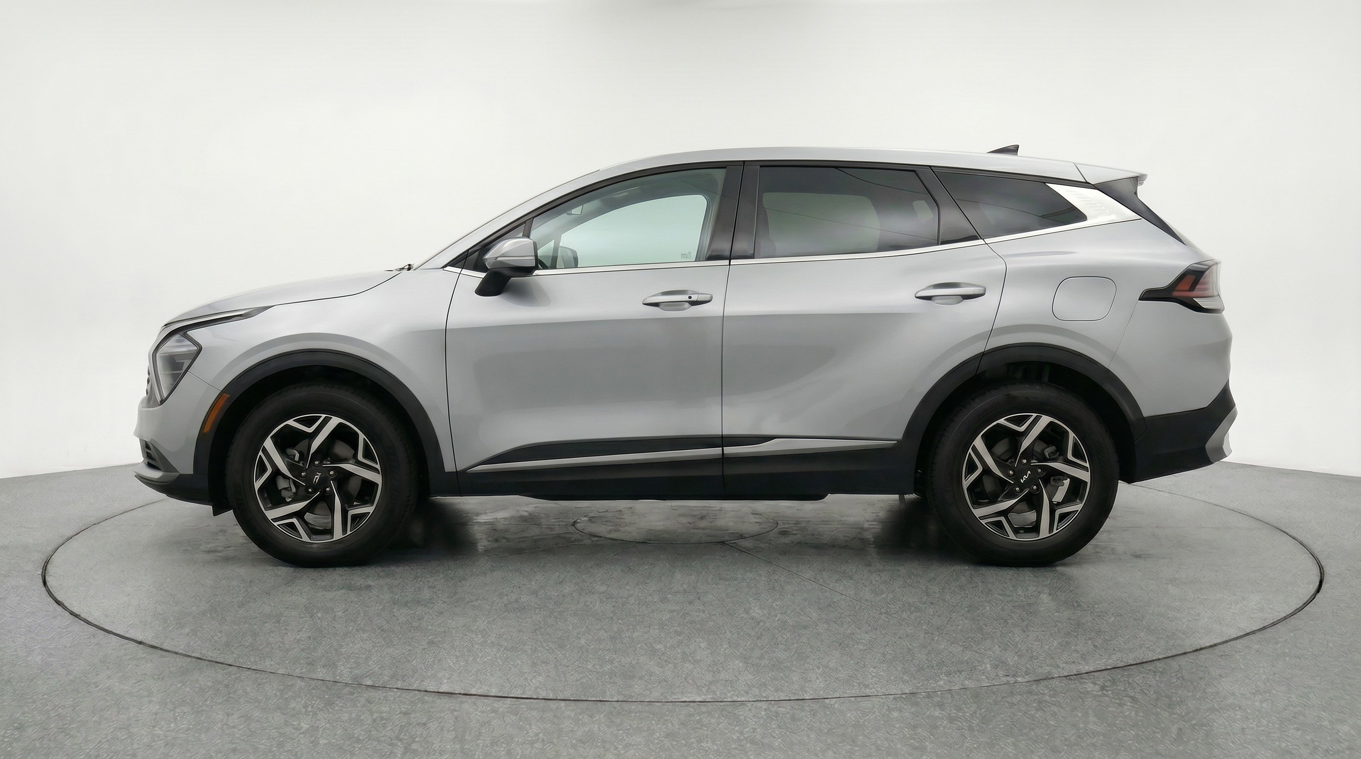 Used 2025 Kia Sportage LX image 5