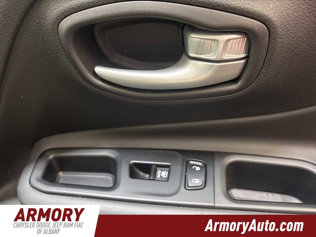 Used 2023 Jeep Renegade Latitude image 32