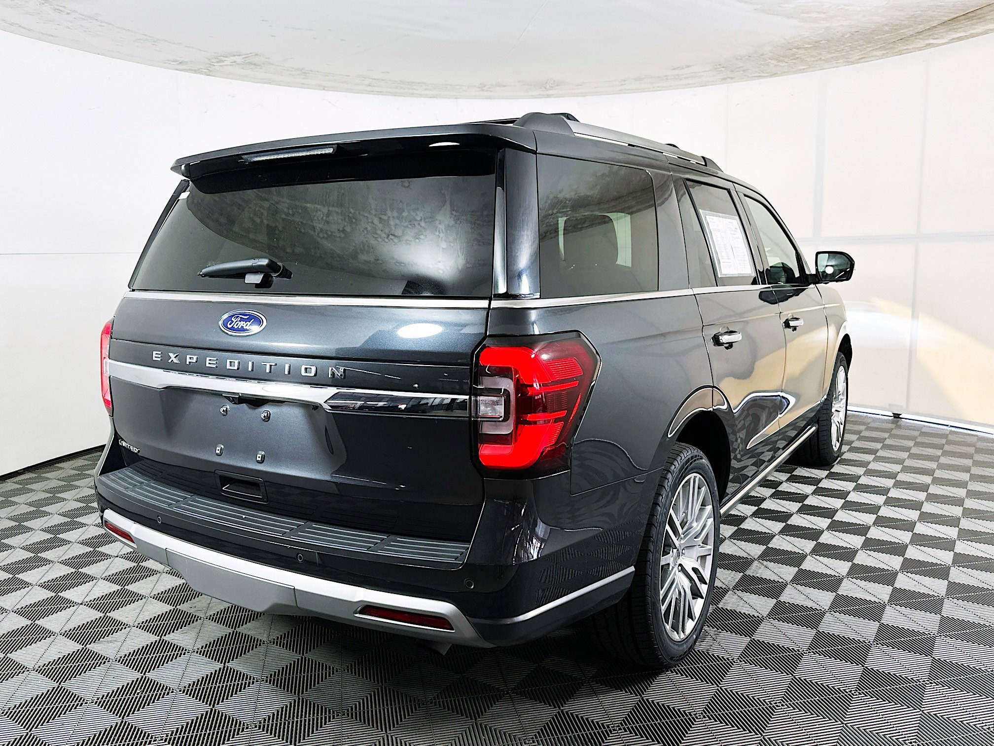 Used 2024 Ford Expedition Limited image 3