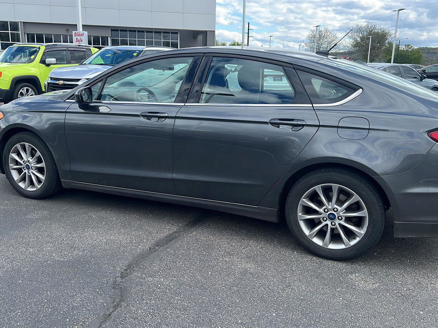 Used 2017 Ford Fusion SE FWD image 10