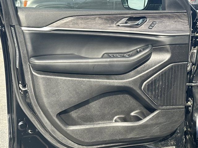 Used 2024 Jeep Grand Cherokee Limited w/ Luxury Tech Group II image 11