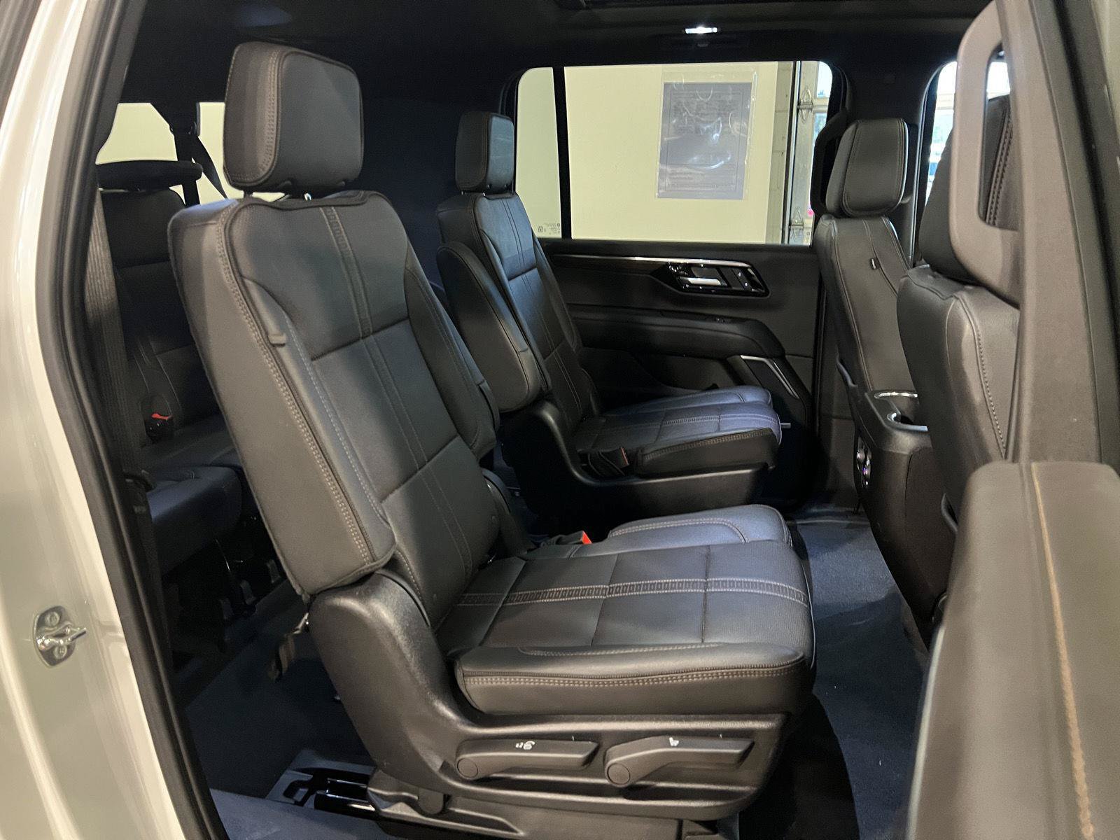 Used 2025 Chevrolet Suburban High Country AWD/4WD image 42