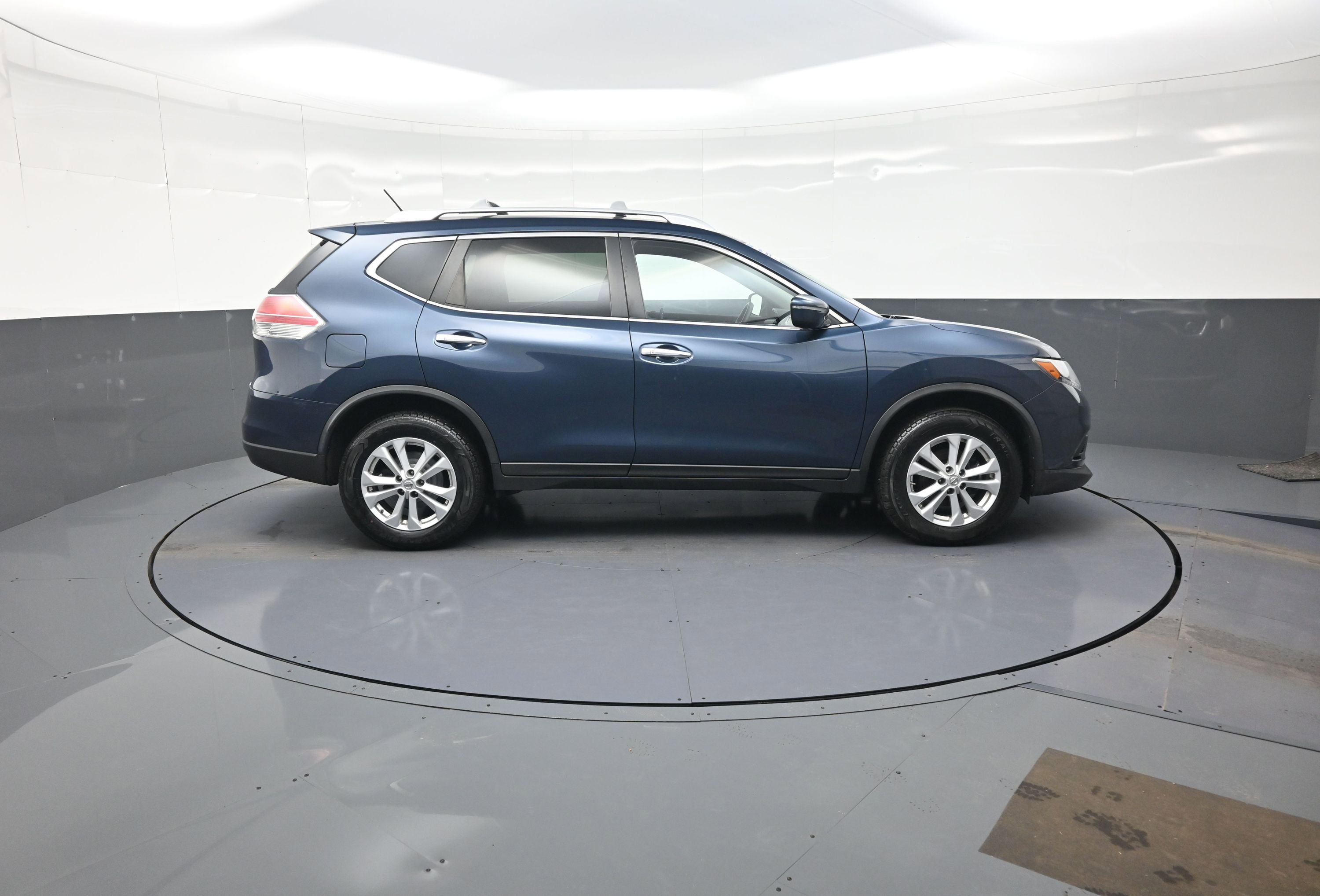 Used 2015 Nissan Rogue SV image 2