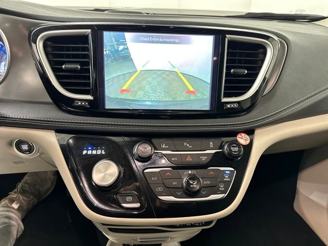 Used 2023 Chrysler Pacifica Touring-L image 22