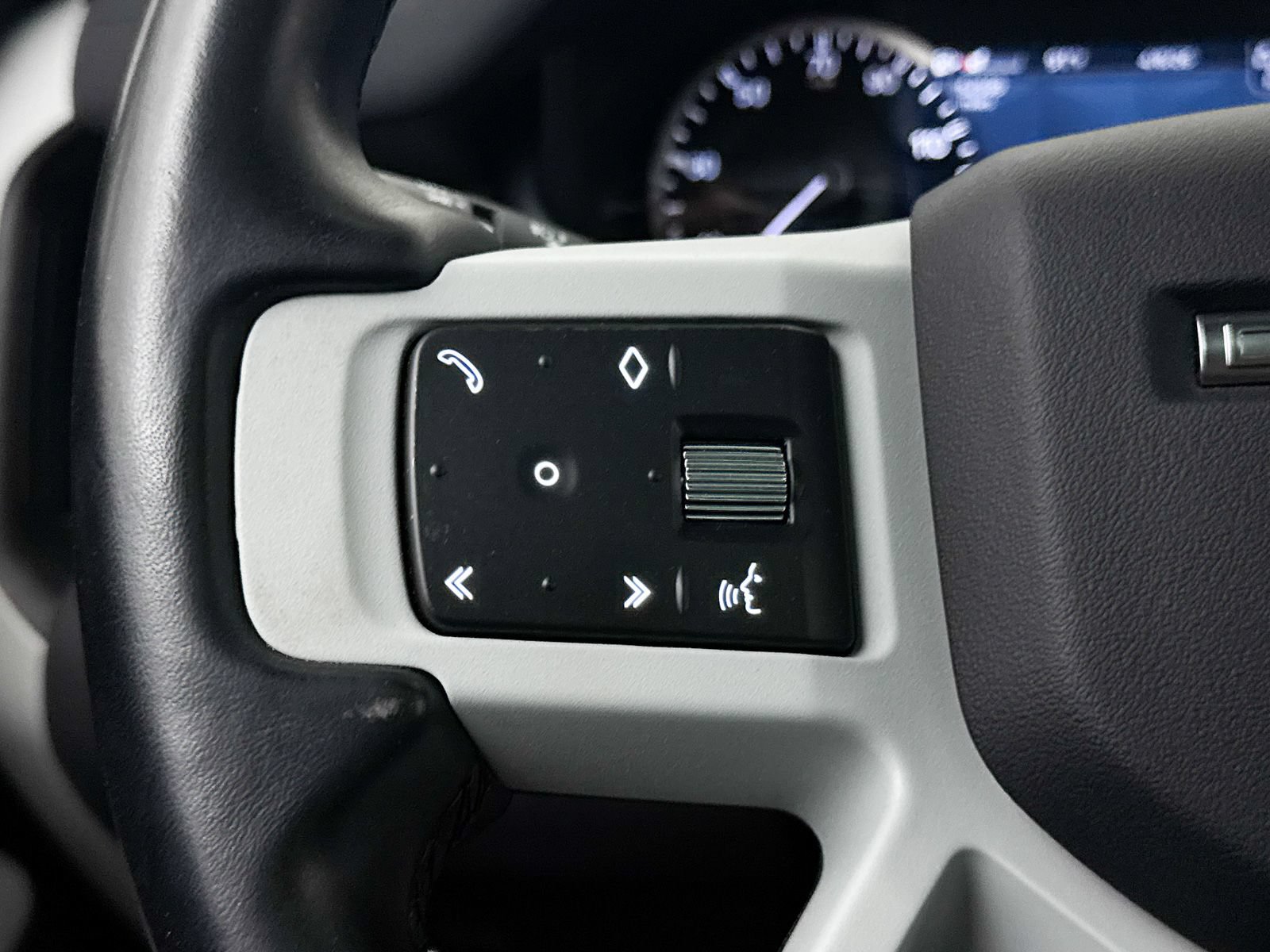 Used 2023 Land Rover Defender 110 X-Dynamic SE AWD/4WD image 32