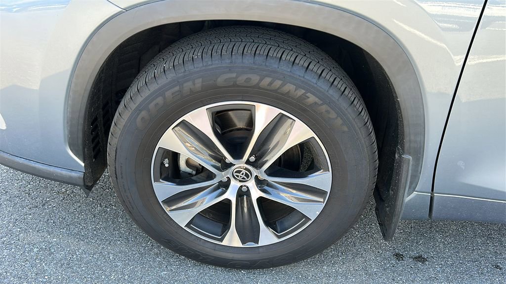 Used 2021 Toyota Highlander XLE AWD/4WD image 9