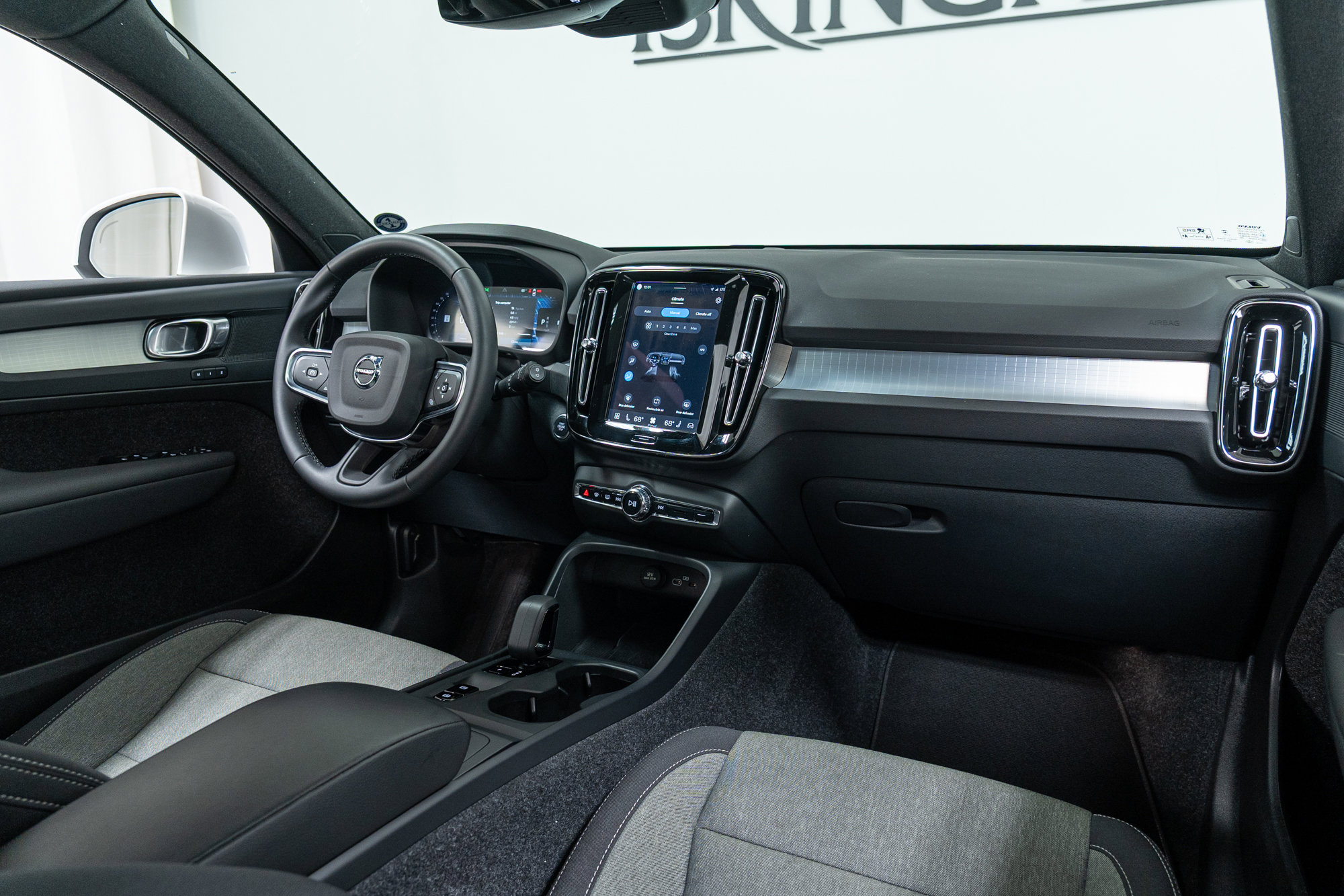 Certified 2025 Volvo XC40 B5 Core image 14