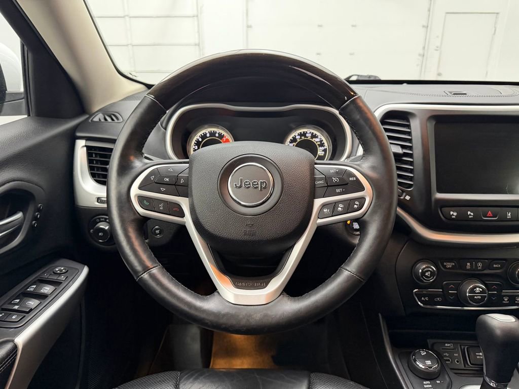 Used 2017 Jeep Cherokee Overland w/ Technology Group AWD/4WD image 21