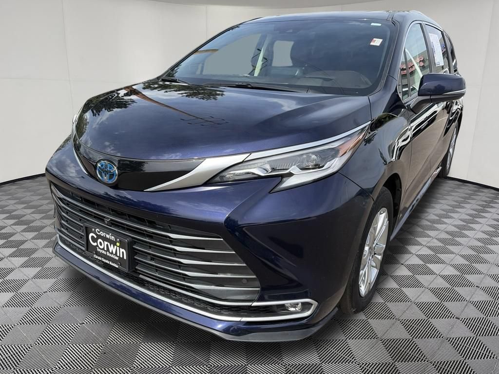 Used 2023 Toyota Sienna Platinum AWD/4WD image 3