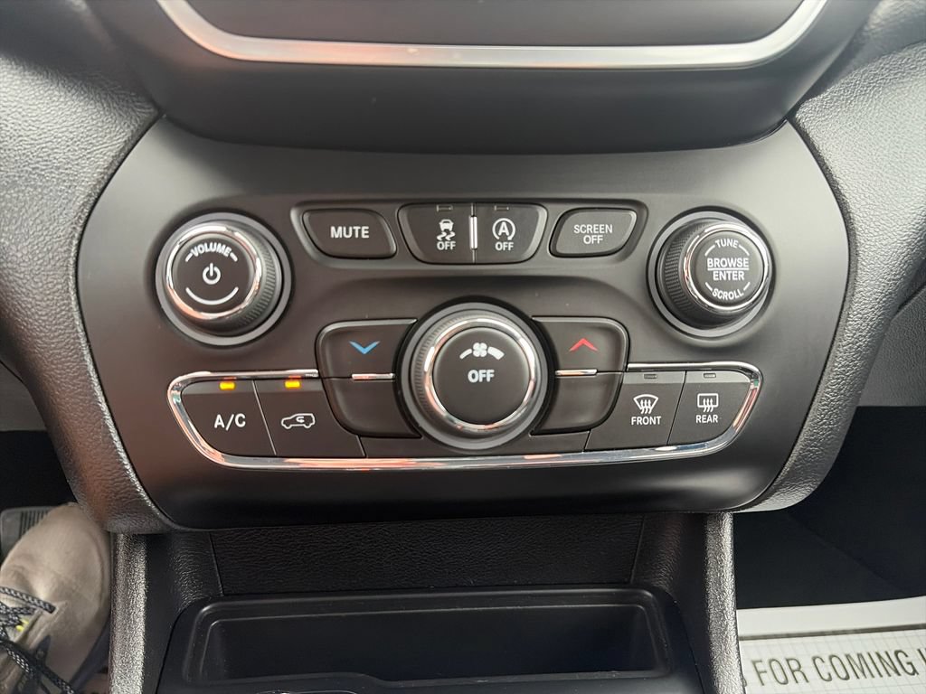 Used 2019 Jeep Cherokee Latitude Plus AWD/4WD image 18